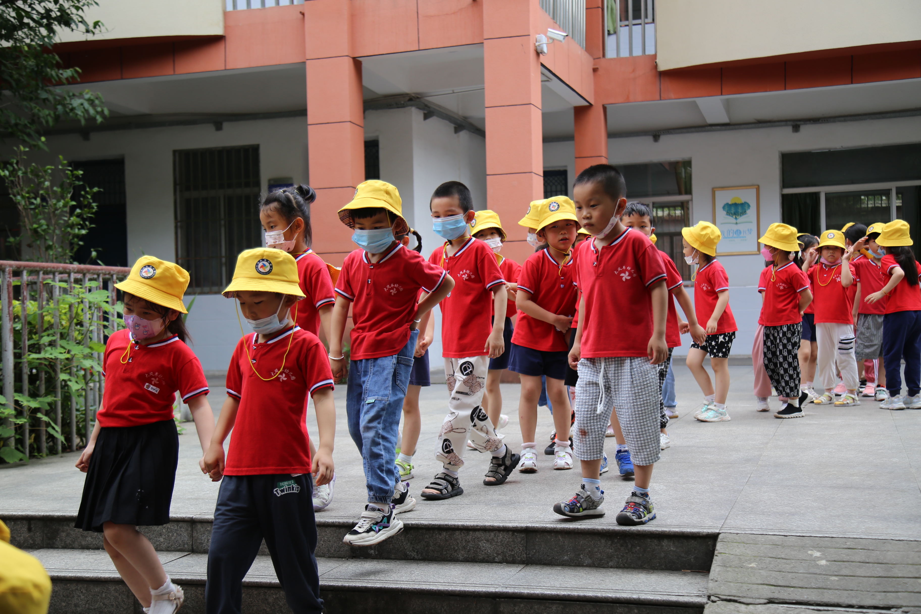 幼儿园孩子进东方红小学 体验小学生活