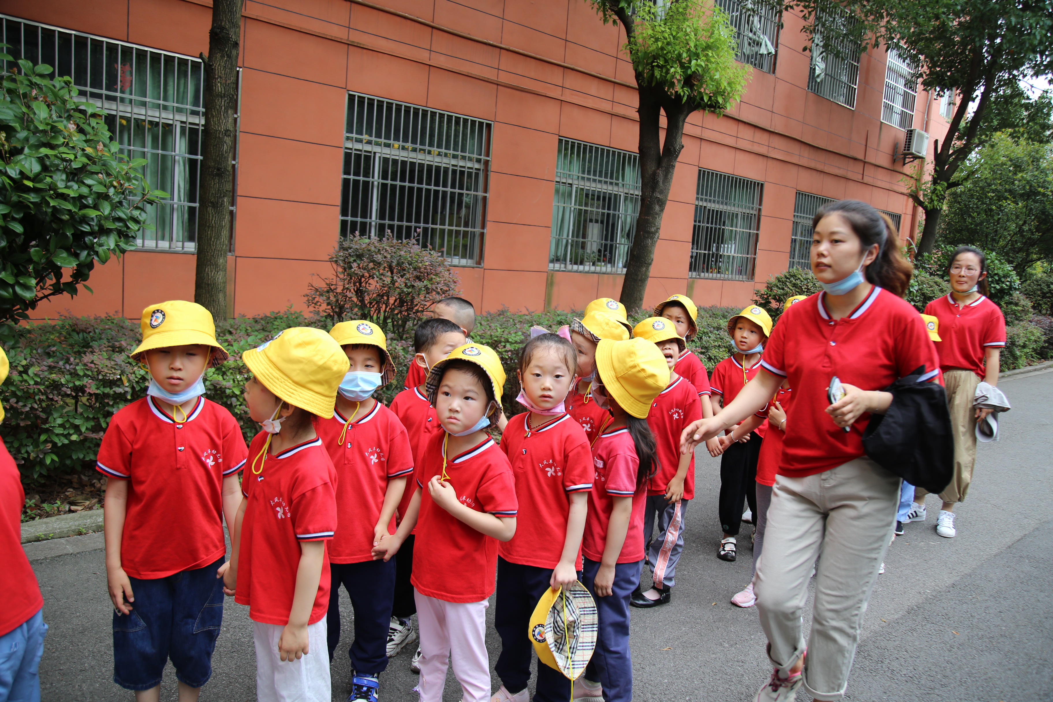 幼儿园孩子进东方红小学 体验小学生活