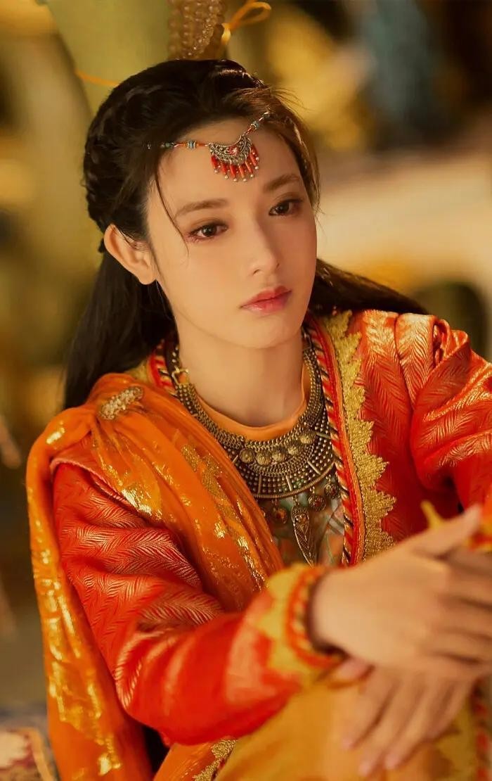 同样是“红衣造型”，杨幂娇俏像少女，赵丽颖霸气十足