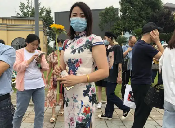 为啥高考当天不建议穿校服？资深班主任给出答案，原来大有学问