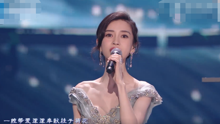 Baby穿低胸礼服大秀身材!皮肤超白瘦出排骨胸,裙摆太重助理帮提