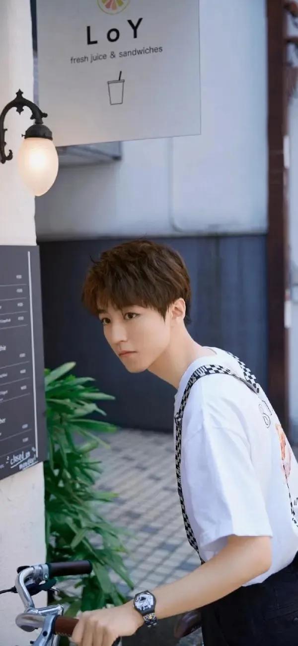 王俊凯易烊千玺王源高清壁纸，哪张壁纸最好看呢