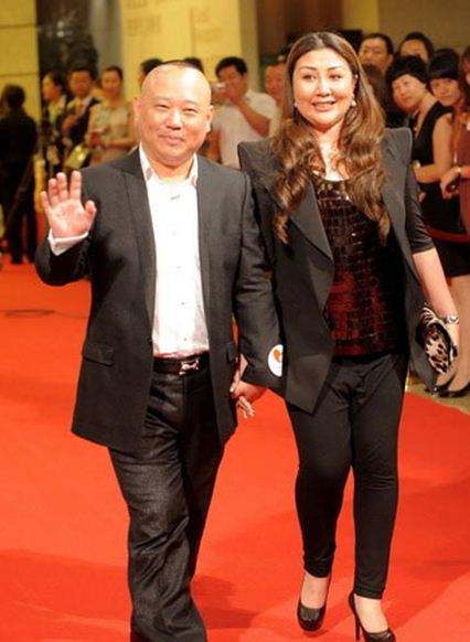 郭德纲专一宅家陪娇妻!徒弟张九南却脚踩三只船,又有女网友受害