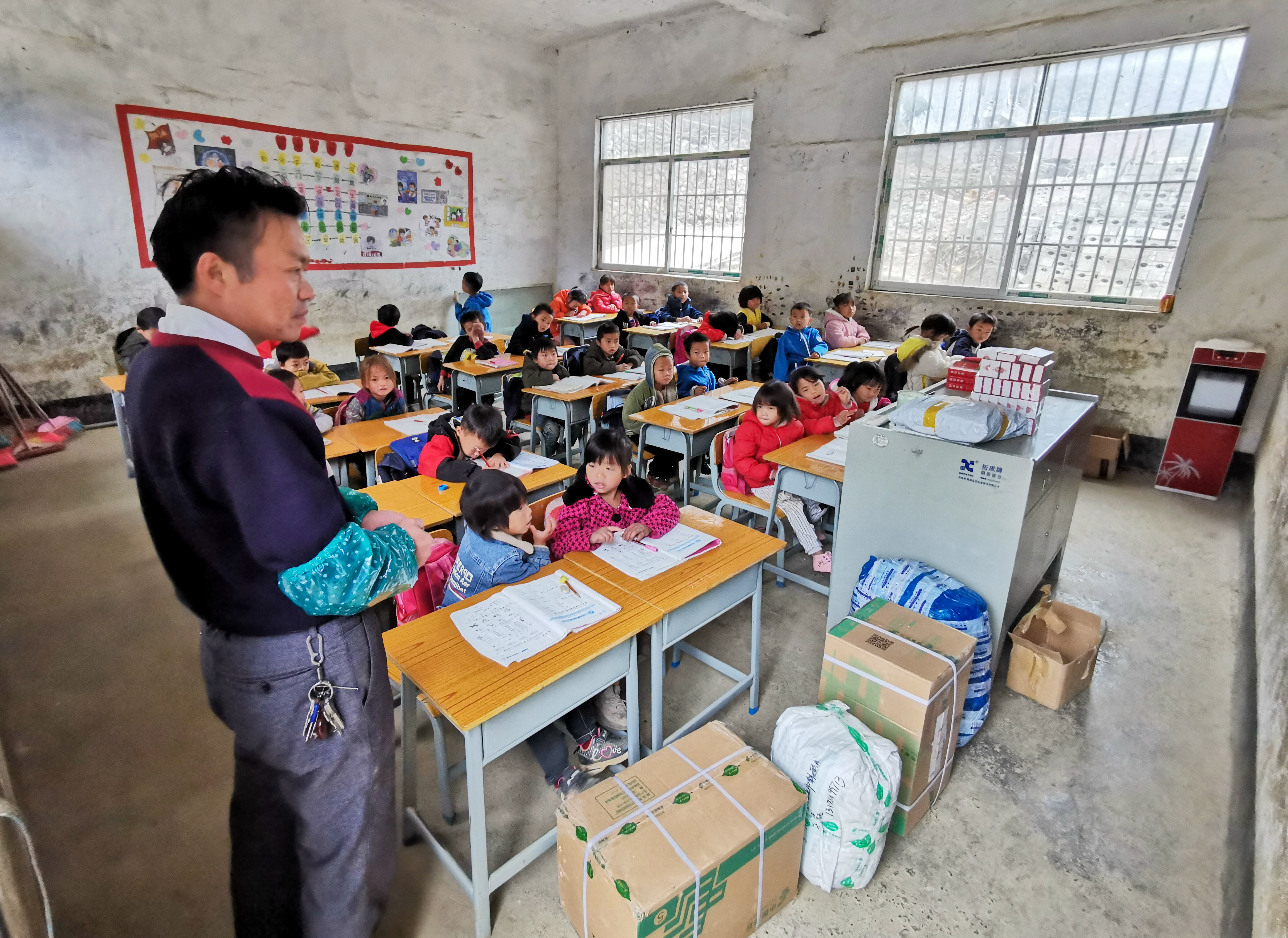 广西多名山区临时教师被淘汰：有人已连续顶岗20多年，下岗后无出路只能等60岁每月领几百养老金