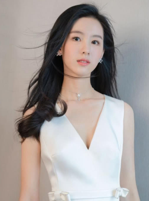 "娱圈学霸"陈都灵：素颜证件照打败章泽天，挤掉杨紫出演女主角