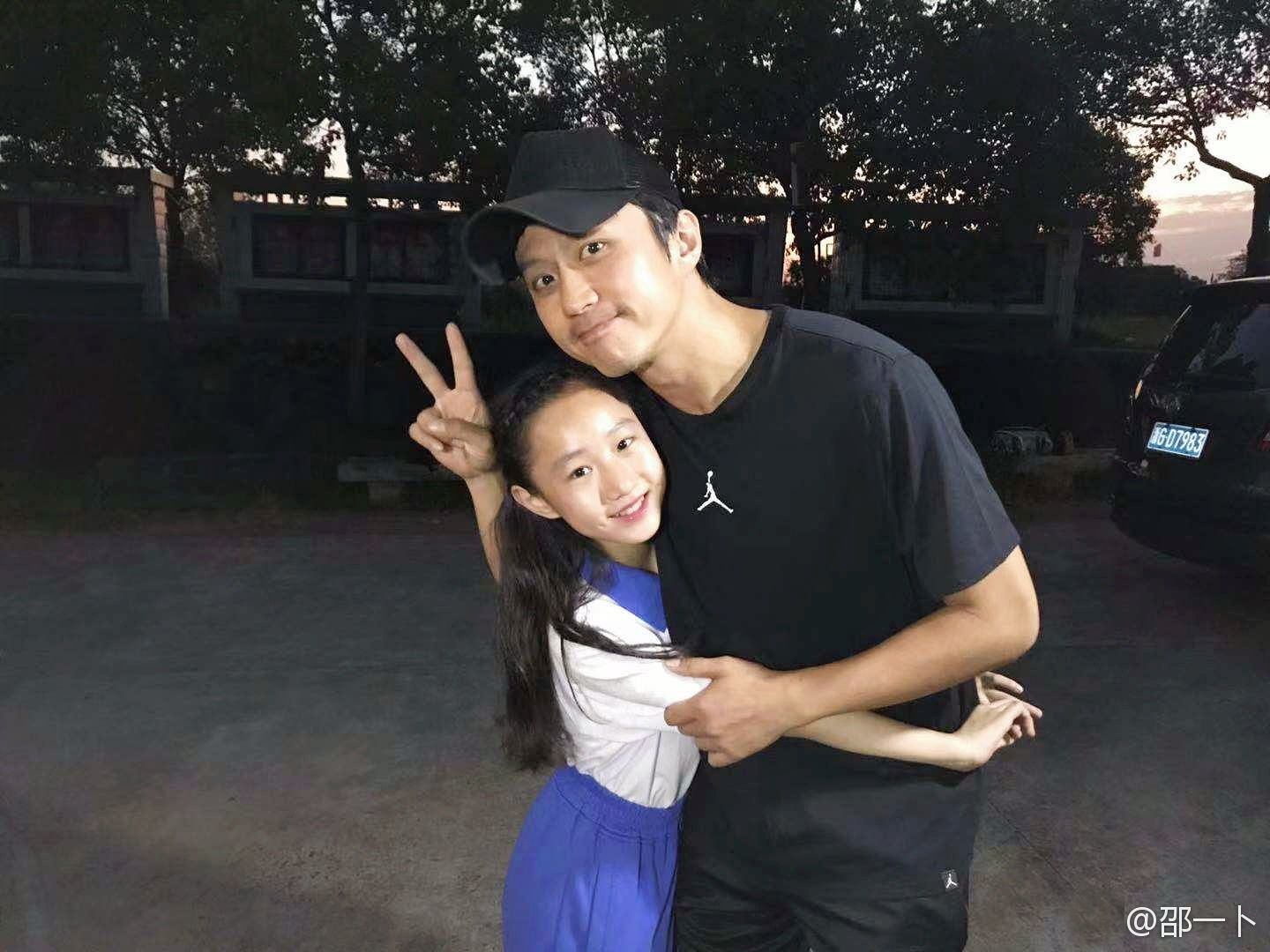 童星邵一卜妈妈透露女儿因遭受校园暴力跳楼，愤怒公开抢救照片