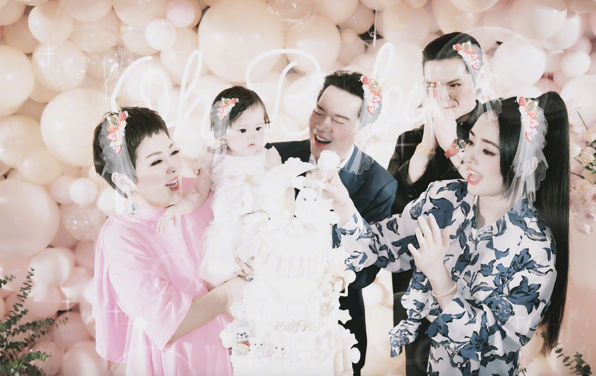 向太一家五口外出就餐，郭碧婷向佐牵手走出，女儿扎冲天辫萌态足