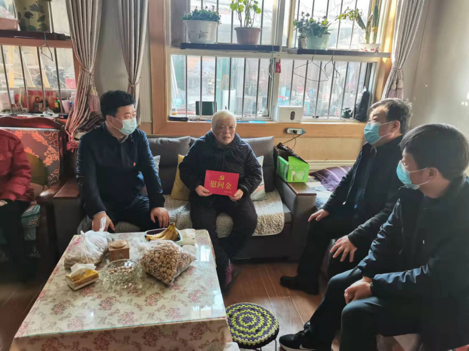 潼关县委常委、政法委书记王耀龙一行走访慰问离休老干部、老党员和困难党员