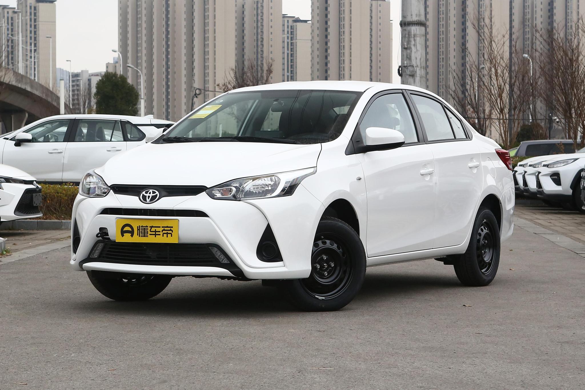 详细体验丰田YARIS L致享，百公里综合油耗4.9L，起售价7.98万元