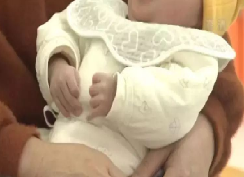 19年上海富商包养情人，生仨娃花掉2000万，后得知：娃都不是他的