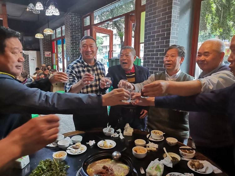 几载铁兵集蓉城，一朵绿花续军魂。 美篇制作：张淑芬