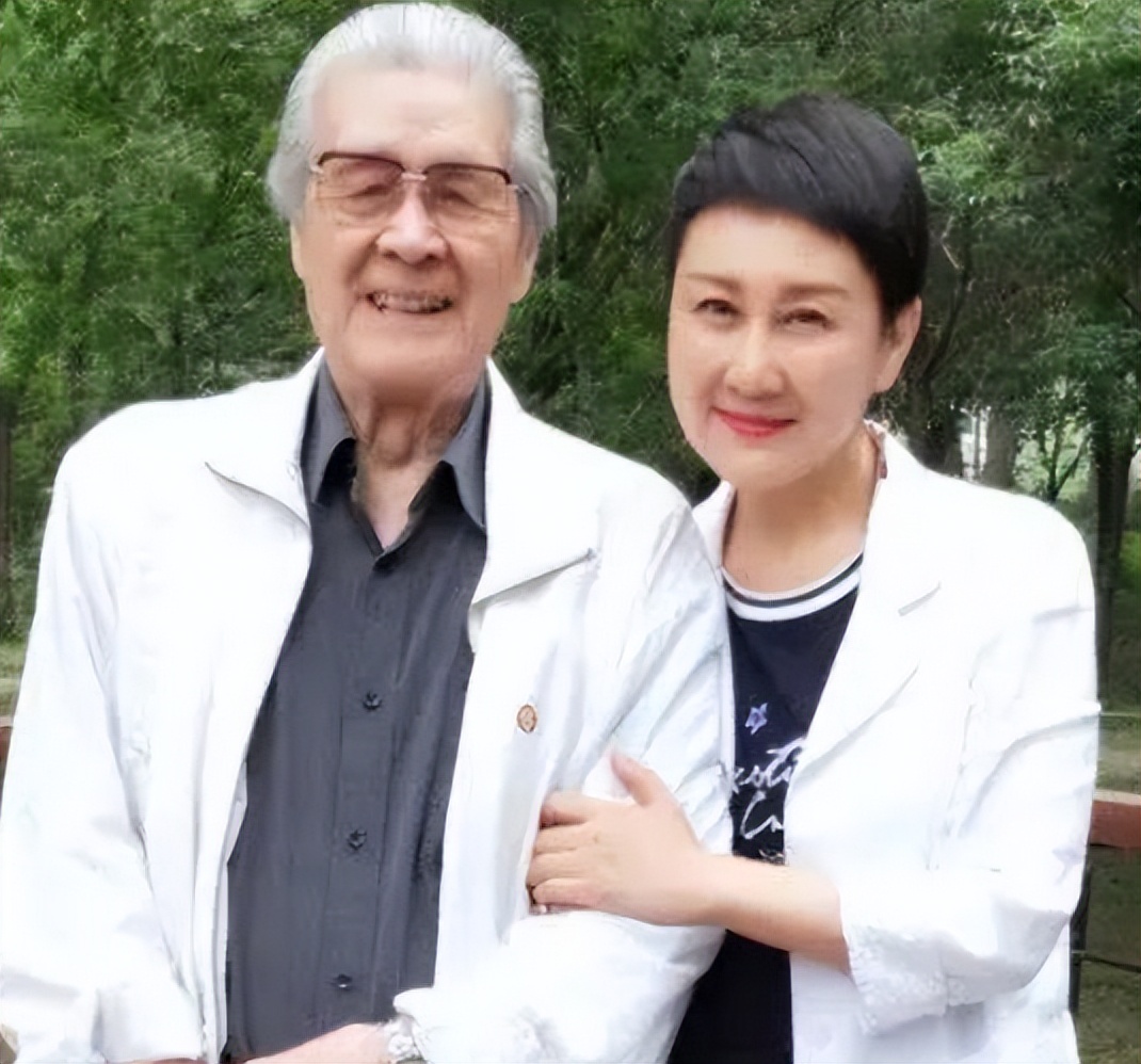 心灵感应！蓝天野去世前，张凯丽突感不适，二人曾合作《渴望》