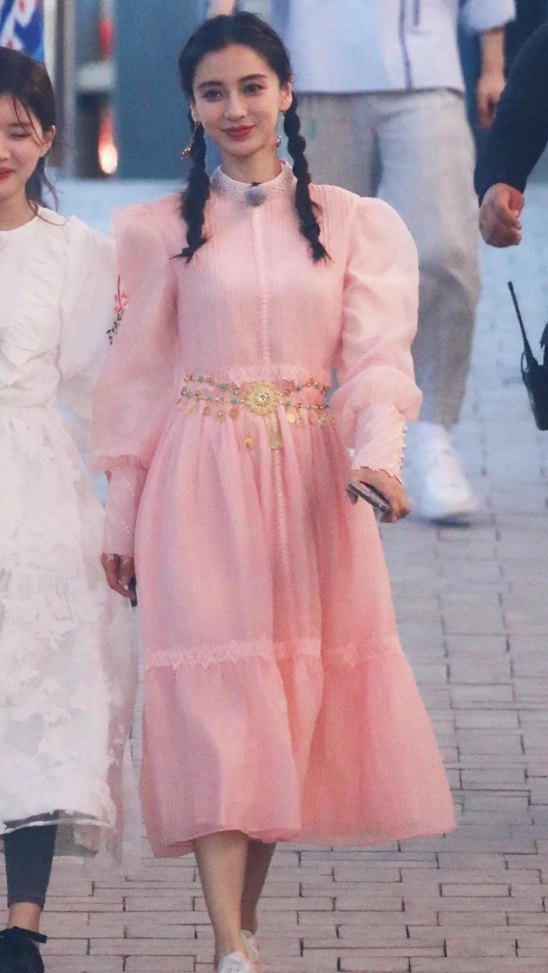 综艺《奔跑吧》直播截图中的baby小姐姐和新疆路透哦