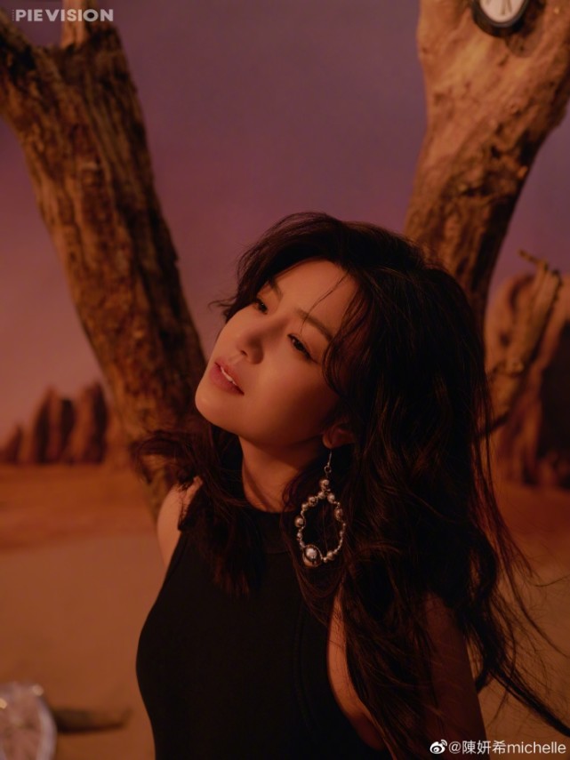 陈妍希晒沙漠故事感大片，被评像陈晓戴假发，俩人夫妻相越来越浓