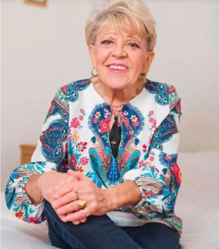 英国老奶奶爱上小50岁埃及小鲜肉，闪婚成功，英国首相回信支持