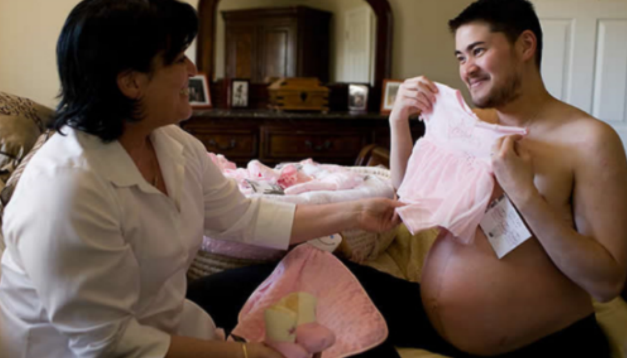 真实故事:美国34岁男子怀孕生女,和2个妻子生下3个孩子,现况如何