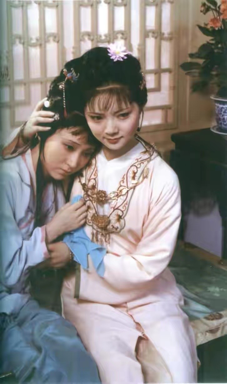 “薛宝钗”张莉身价过亿，56岁依旧未婚，终究难逃“红楼一梦”