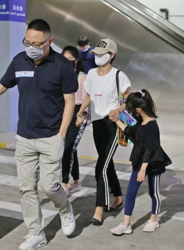 马伊琍品味真该提升了！娘仨穿成彼此翻版，但款式风格未免太普通