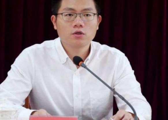 高考800多分的状元，如今流浪街头，与90后县长就读同一所学校