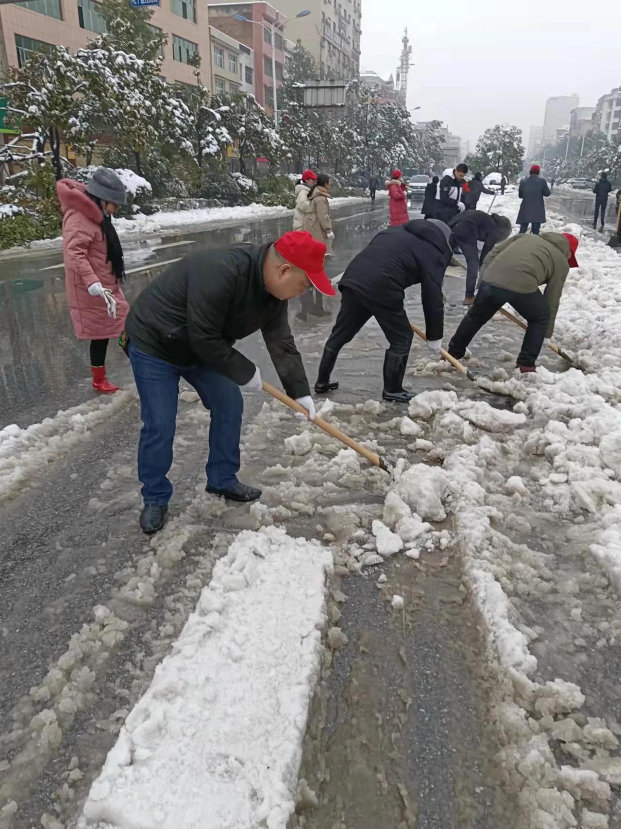 以“雪”为令动起来—湖南武冈市人社局“红马甲”清扫积雪暖人心