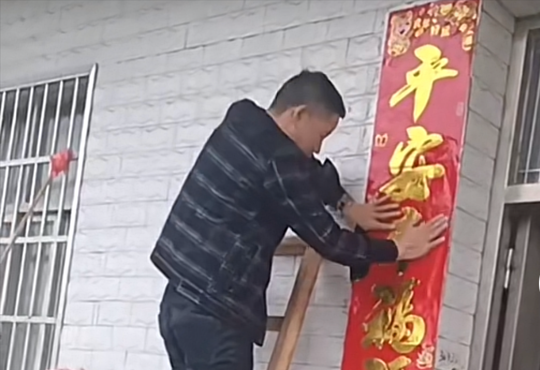 孙卓回家后第一个团圆年，孙海洋迫不及待，提前贴春联等过年