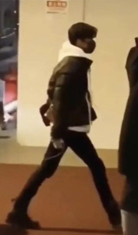 肖战劈叉式走路，腿长了不起，走在街上没人搭讪的原因