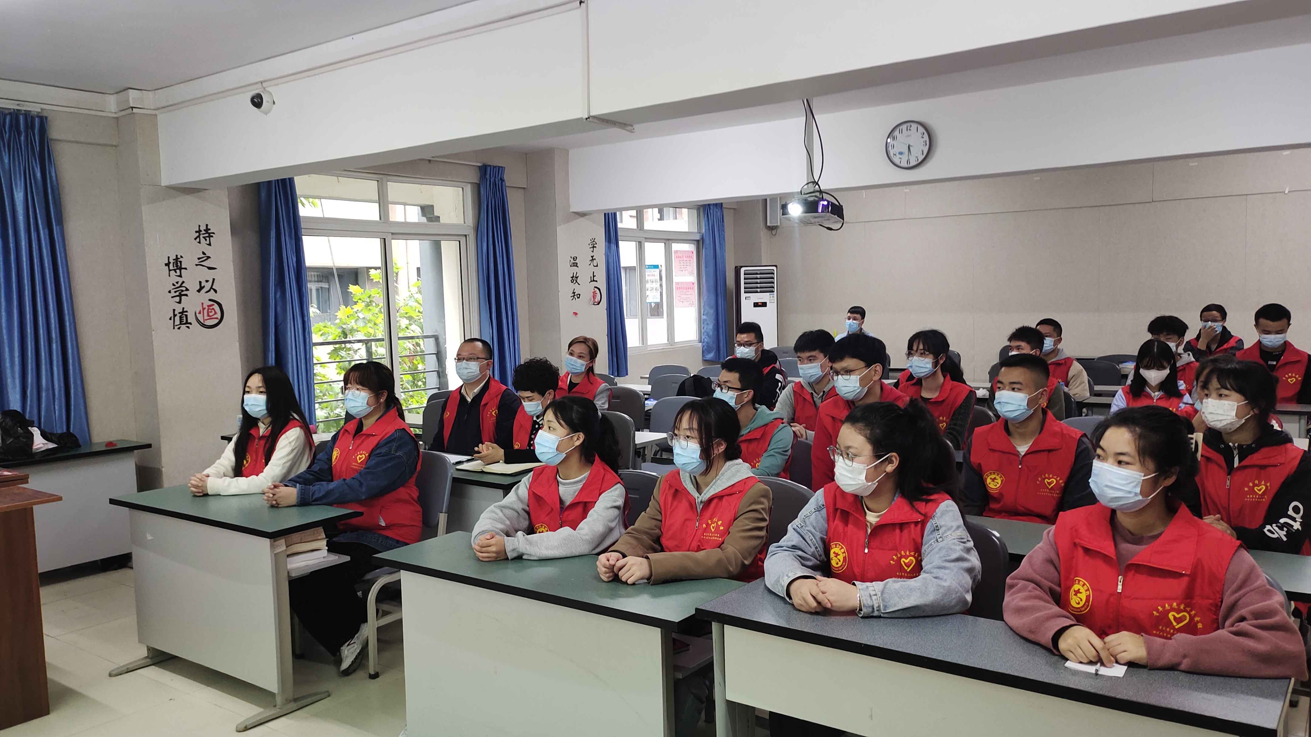 同心抗疫传递爱心锻造青春市二医院对大学生志愿者进行抗疫志愿服务