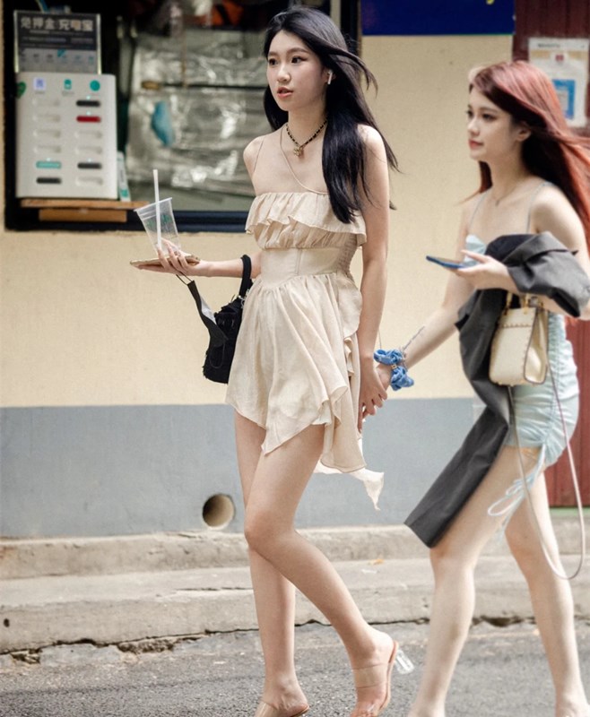 正儿八经的衣服没人穿了吗？“不对称的裙子”怎么这么流行