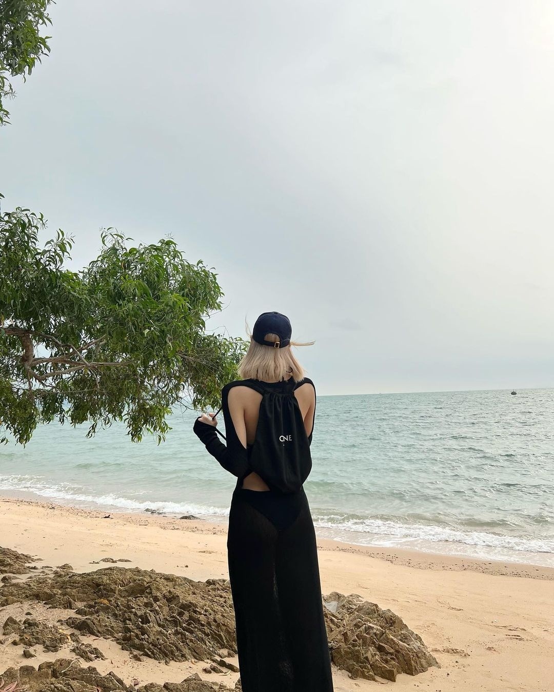 blackpinklisa海边秀身材纤细腰身无赘肉的背部健康自信的美