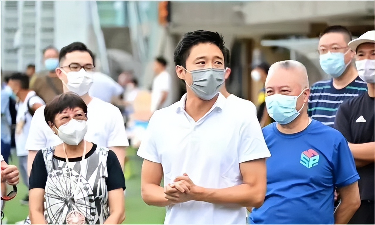 霍启山亮相有大将范！穿西装秀笔挺身材，比哥哥霍启刚更帅