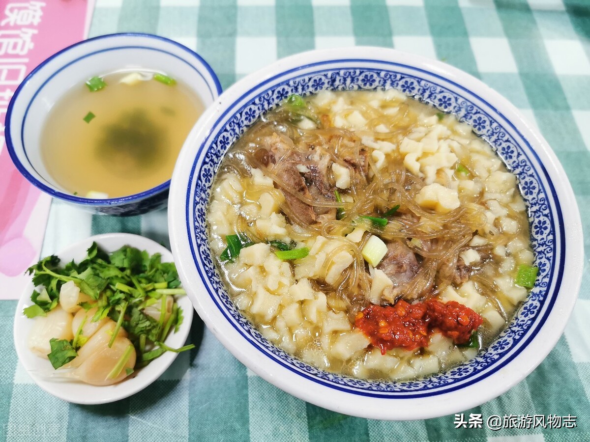 好像是叫法不同吧,陕西西安那边叫羊肉泡馍,到了山西,甘肃一些地方,则