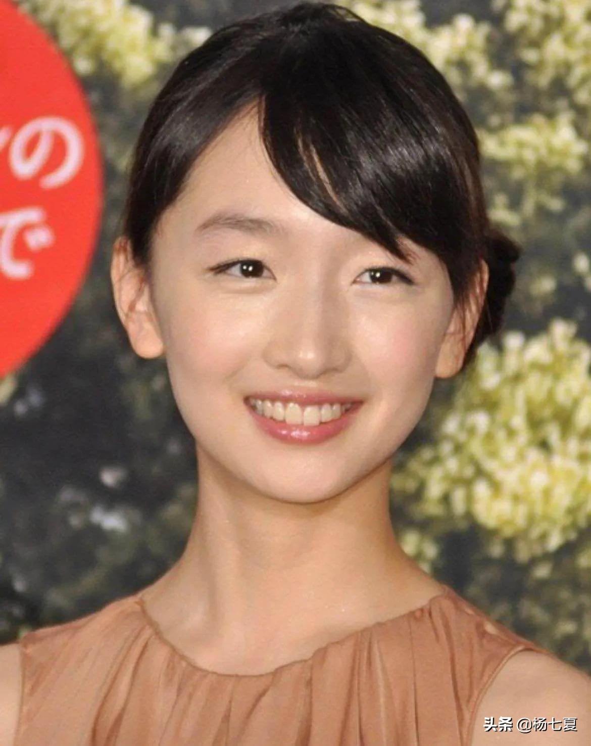 周冬雨早期照片爆光，虽然身材瘦小，但“美貌”的确不可否认吧？