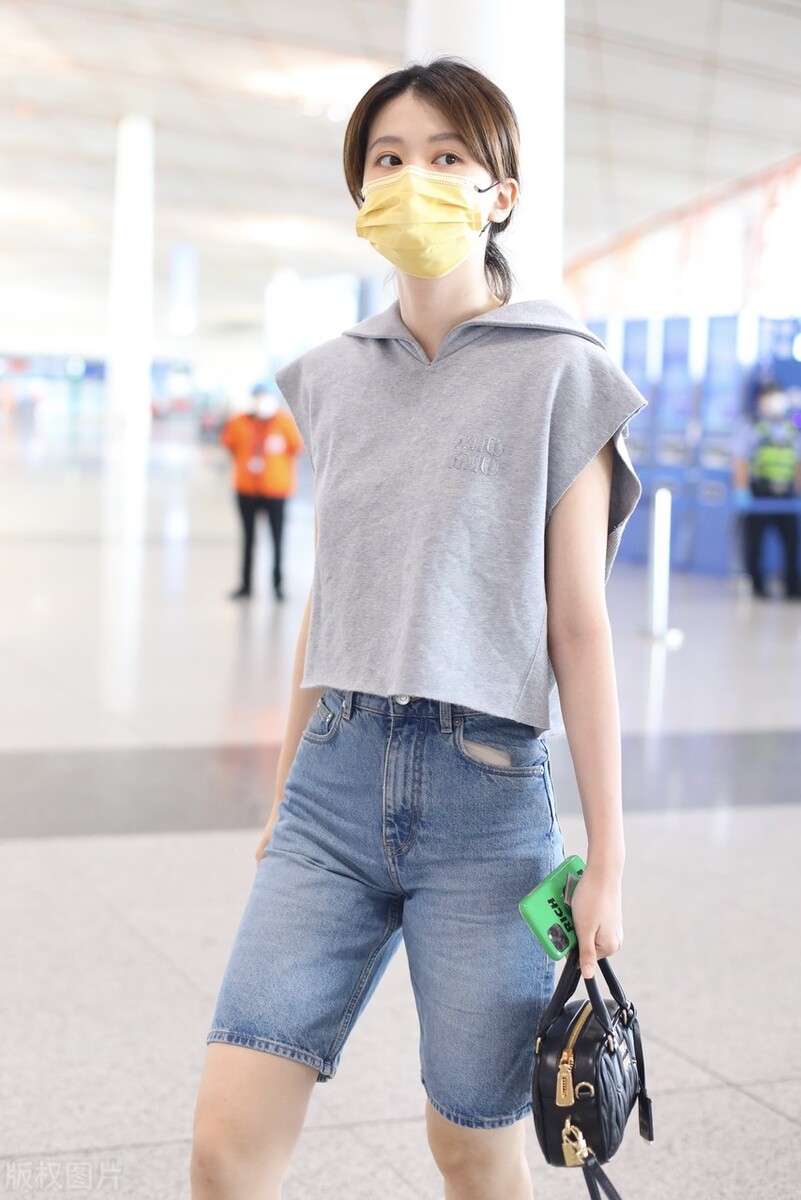 乔欣灰色无袖上衣+牛仔中裤+白色运动鞋休闲随性