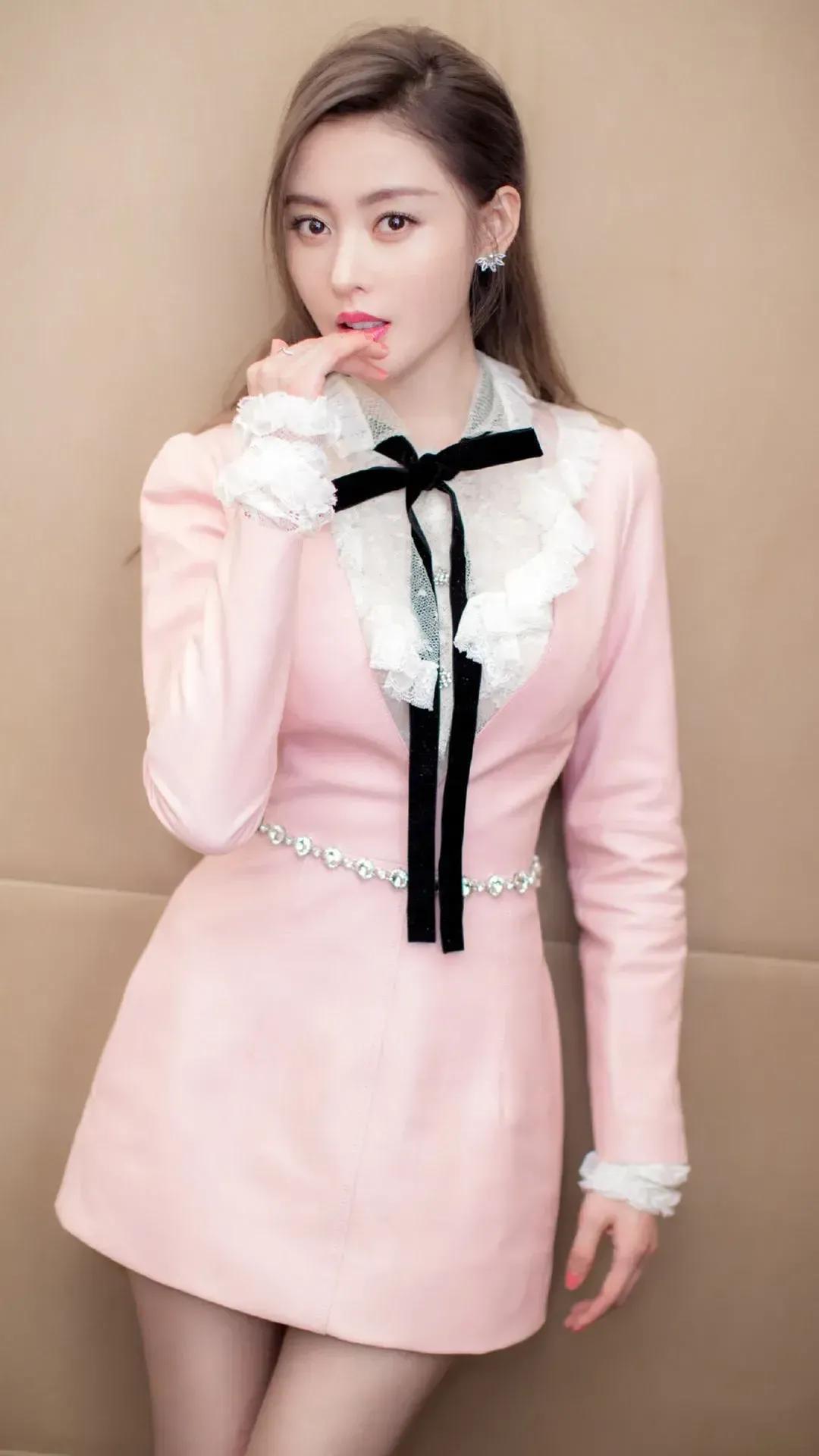 金晨少有的粉色西服套裙干练有型，杨幂彩虹针织毛衣温婉典雅