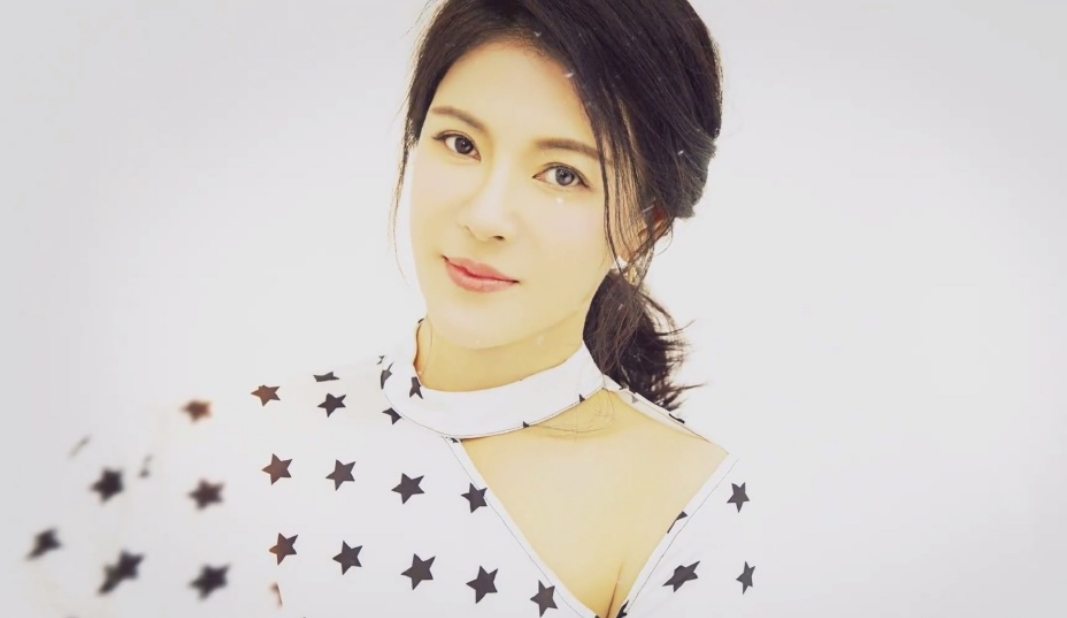 《传家》甩脸当家祖母的顾姨，不仅颜值高演技好，戏外人生更精彩