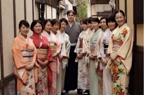 日本疫情让大批女性失业，为了生存，只能去风俗店上班