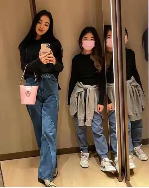 曹格老婆吴速玲，分享自己带孩子们，在海滩上游玩的照片。好美