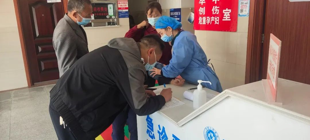 洋县一留守孤寡老人摔伤致骨折 驻村书记送医解危难