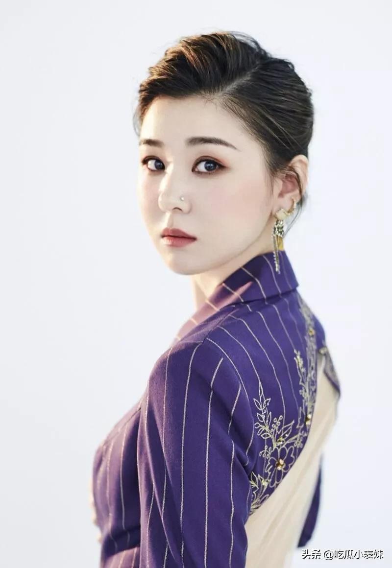 李小萌，圆圆的脸蛋，两眼有神，网友：太可爱了