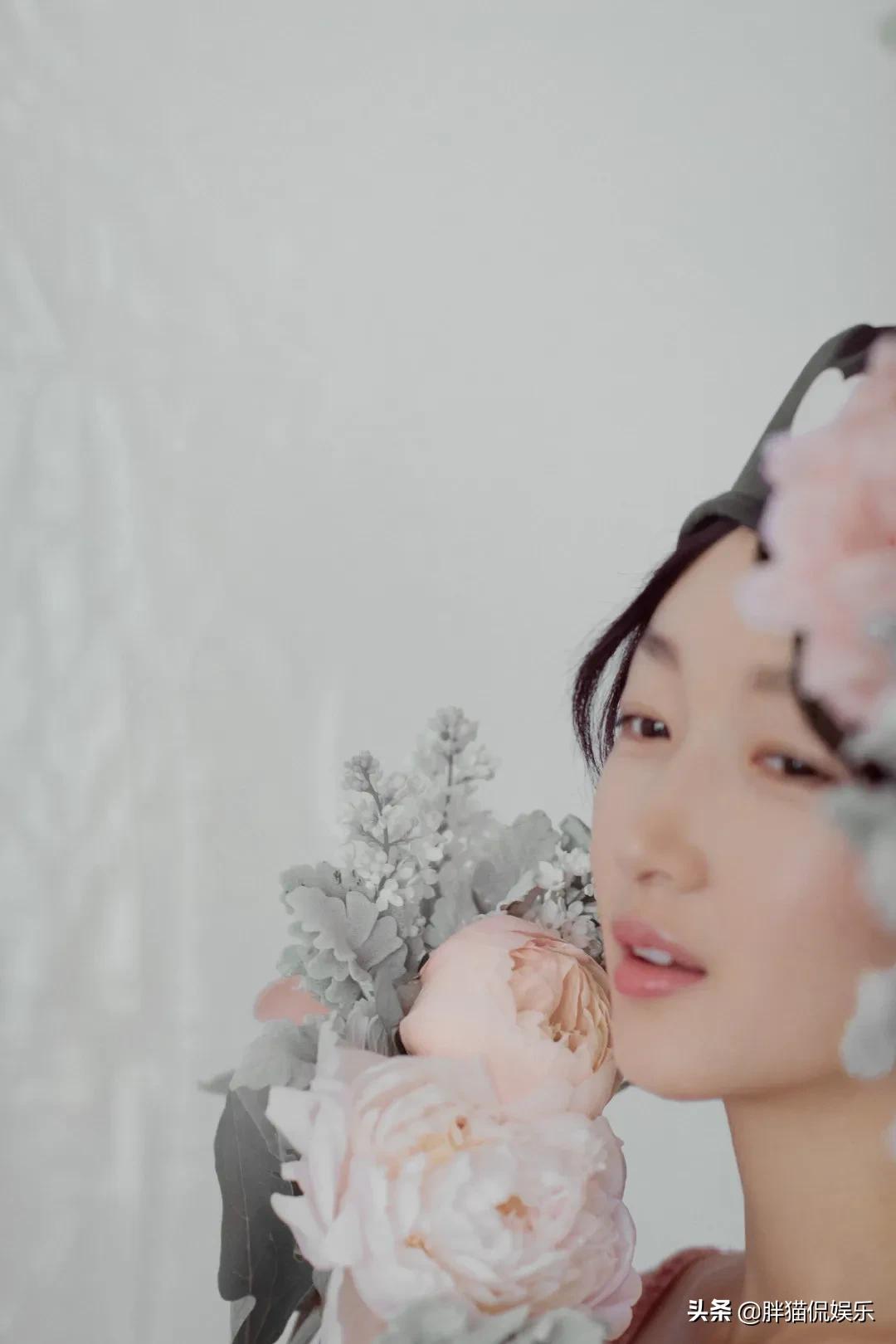 周冬雨一身粉色长裙化身美丽小天鹅，虽然不惊艳却很耐看