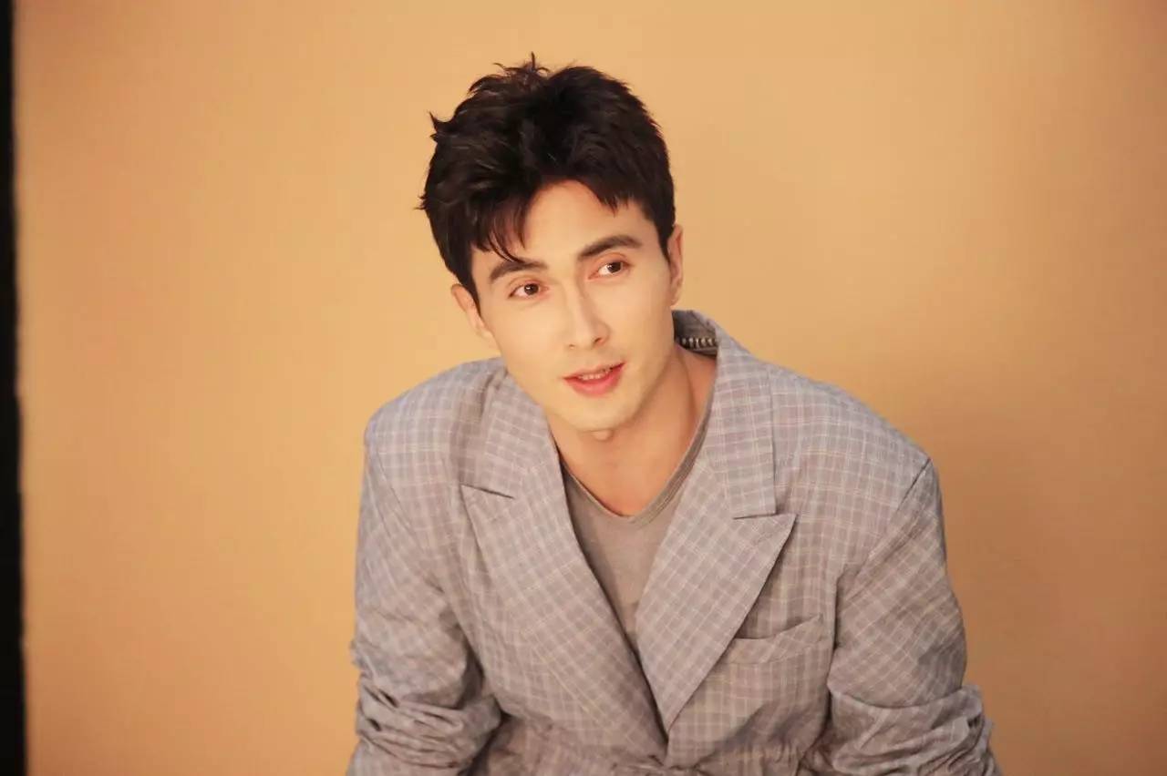 10位长得像“混血儿”的男星，个个明眸皓齿，实打实的中国美男子