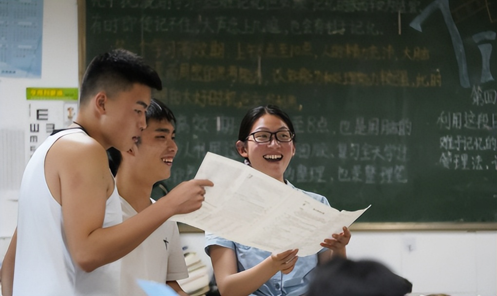 “考试蒙也别想蒙”，大学教授建议取消高考选择题，引发家长热议