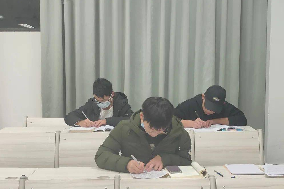 女大学生半夜醒来，发现其他室友都在学习，说好的一起挂科呢