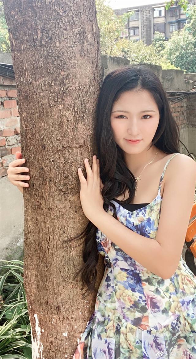 女网红沈樵，自拍15部视频获利30余万元，为钱与人视频聊天