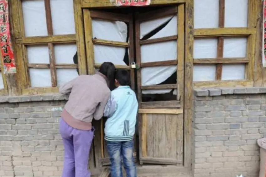 湖南小伙大二退学创业，22岁成千万富翁，23岁为她在海南卖水果