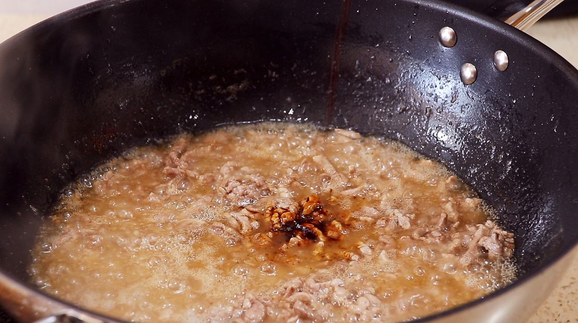 一道过年必备万能酱，一次做10斤，保存一个月不坏，拌饭拌面好吃