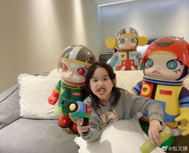 包文婧晒女儿近照，饺子涂口红托腮甜笑，颜值变化大越长越漂亮
