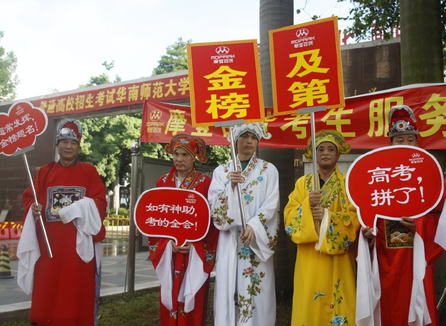 孩子高考，家长用不用准备旗袍和鲜花，老师直言不是你想的那样