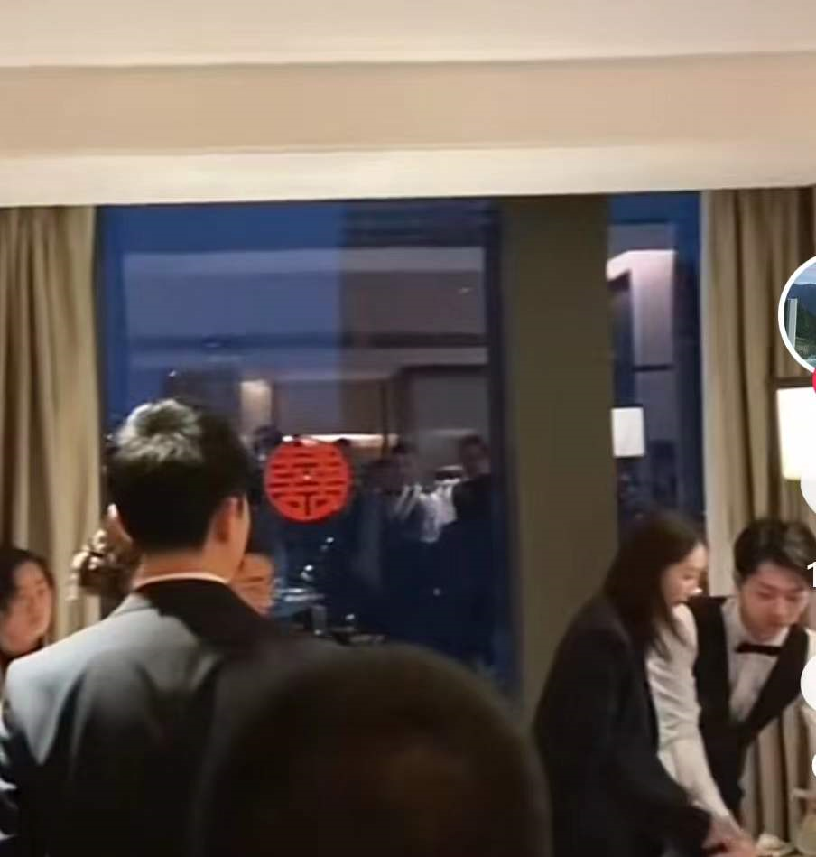 王鸥现身同母异父妹妹婚礼，主动帮服务员备茶水，热情合照无架子