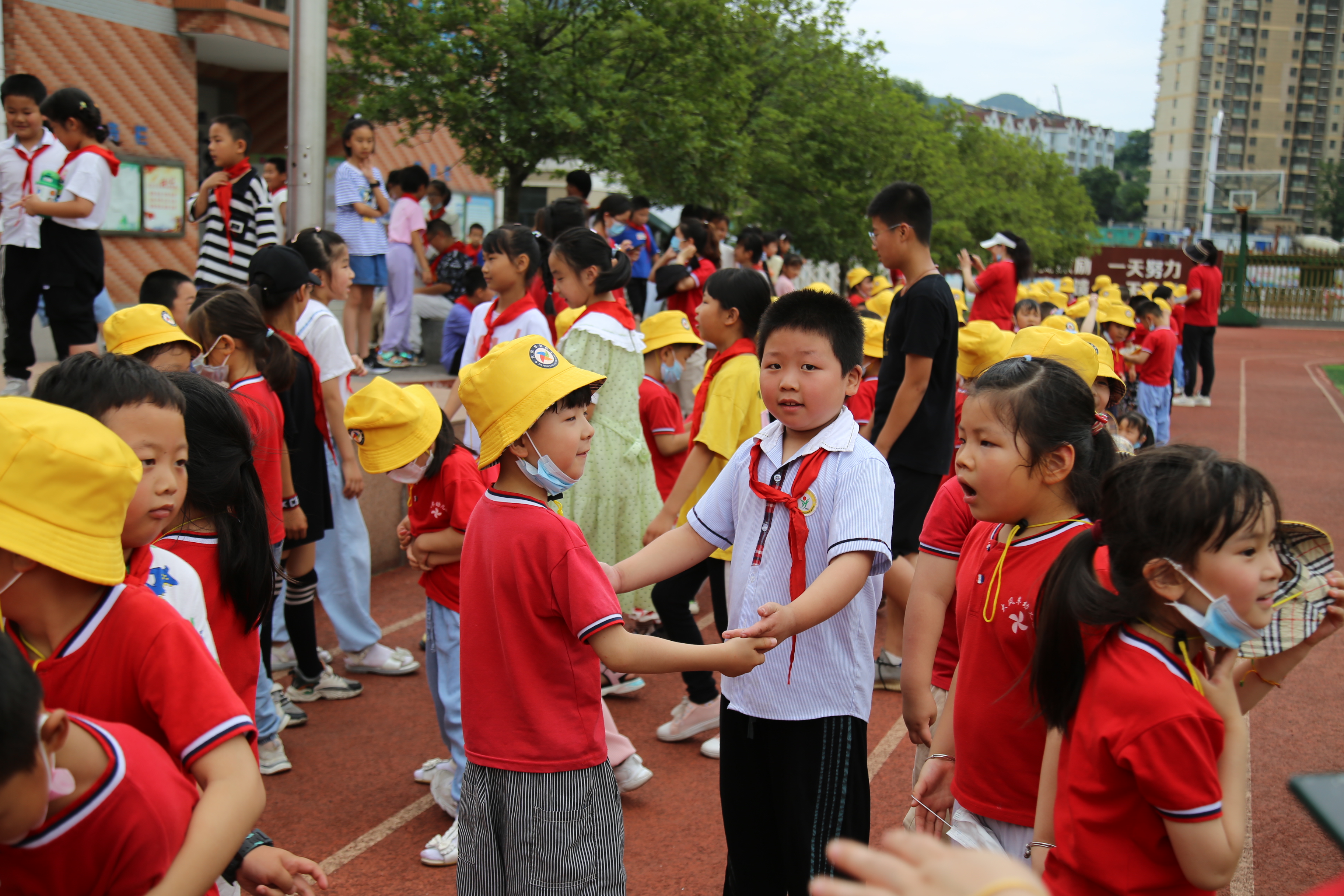 幼儿园孩子进东方红小学 体验小学生活